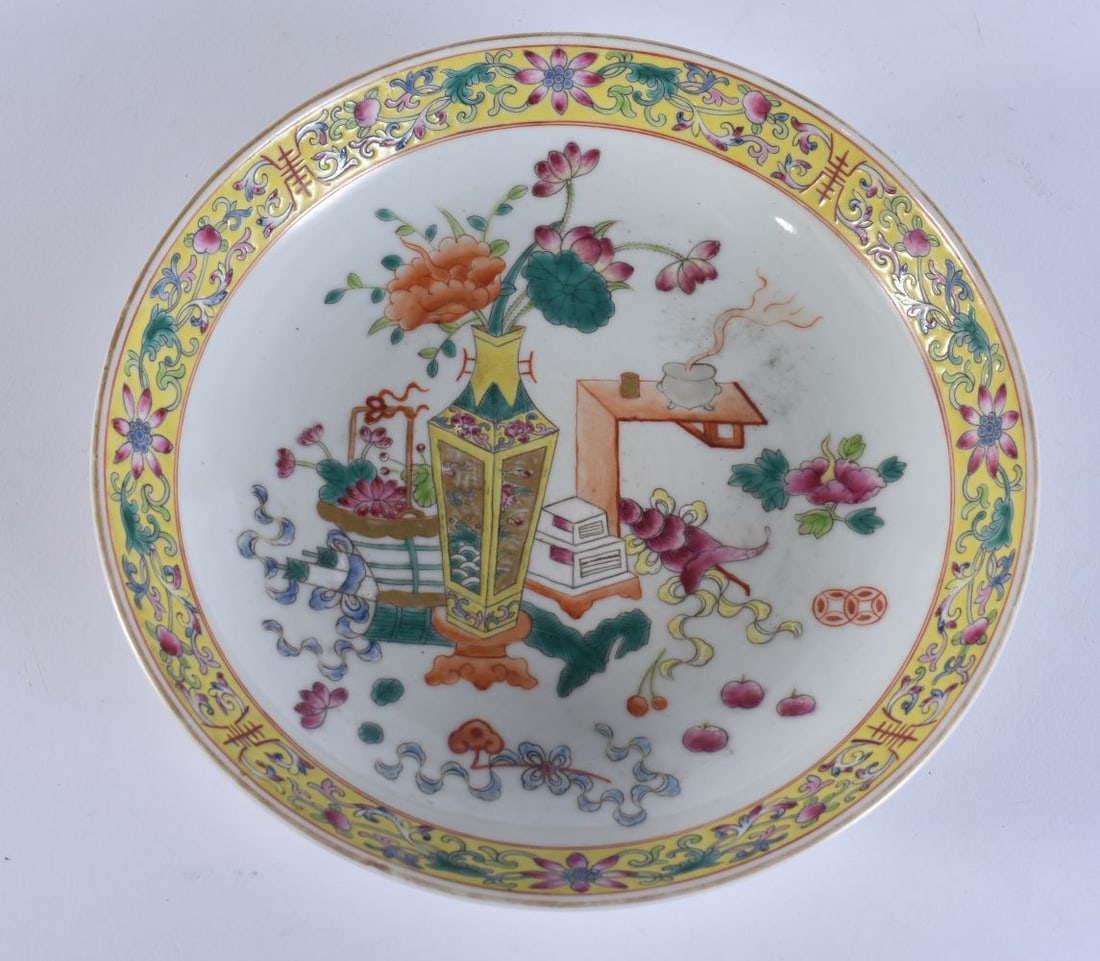 A SMALL CHINESE FAMILLE ROSE PORCELAIN DISH. 18 cm diameter. (1 of 6)