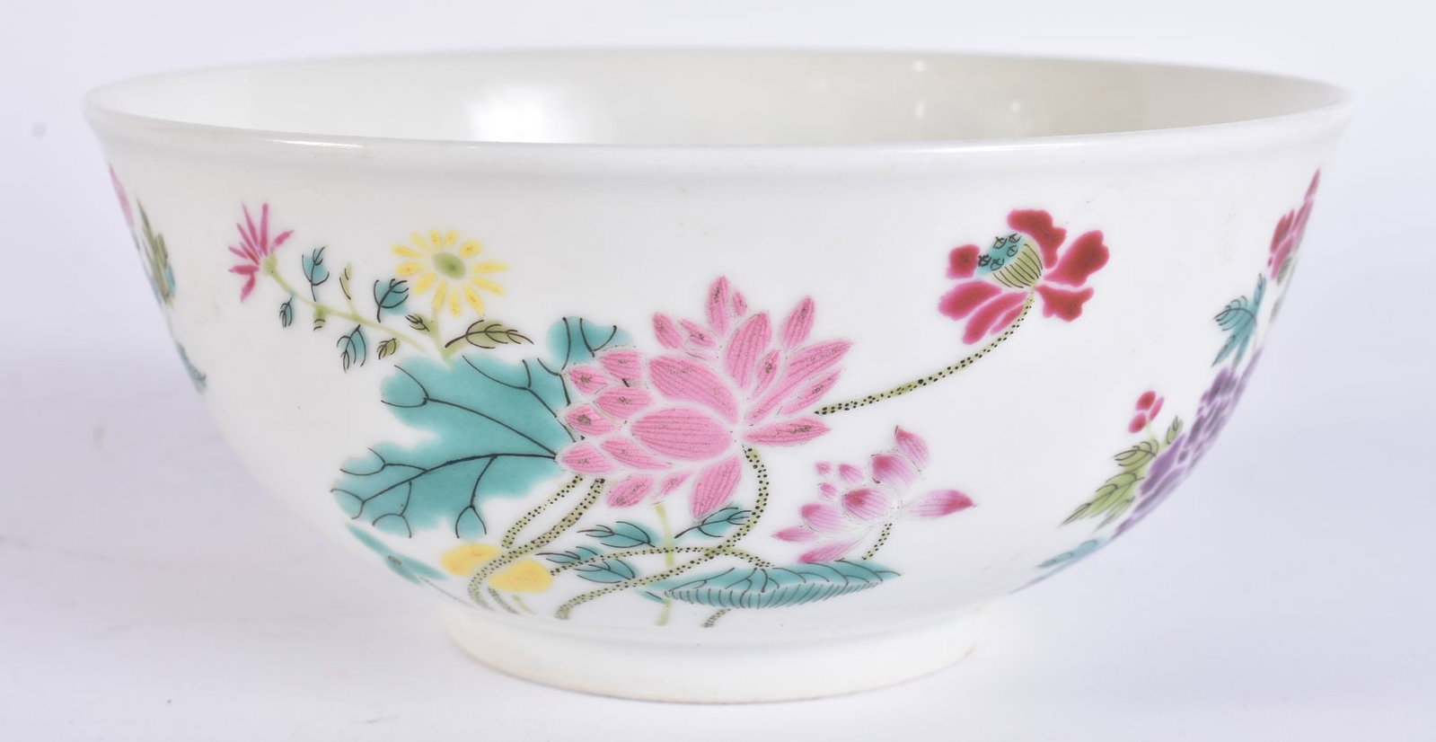 A CHINESE QING DYNASTY FAMILLE ROSE PORCELAIN BOWL bearing Yongzheng marks to base. 14 cm wide.: A CHINESE QING DYNASTY FAMILLE ROSE PORCELAIN BOWL bearing Yongzheng marks to base. 14 cm wide.
