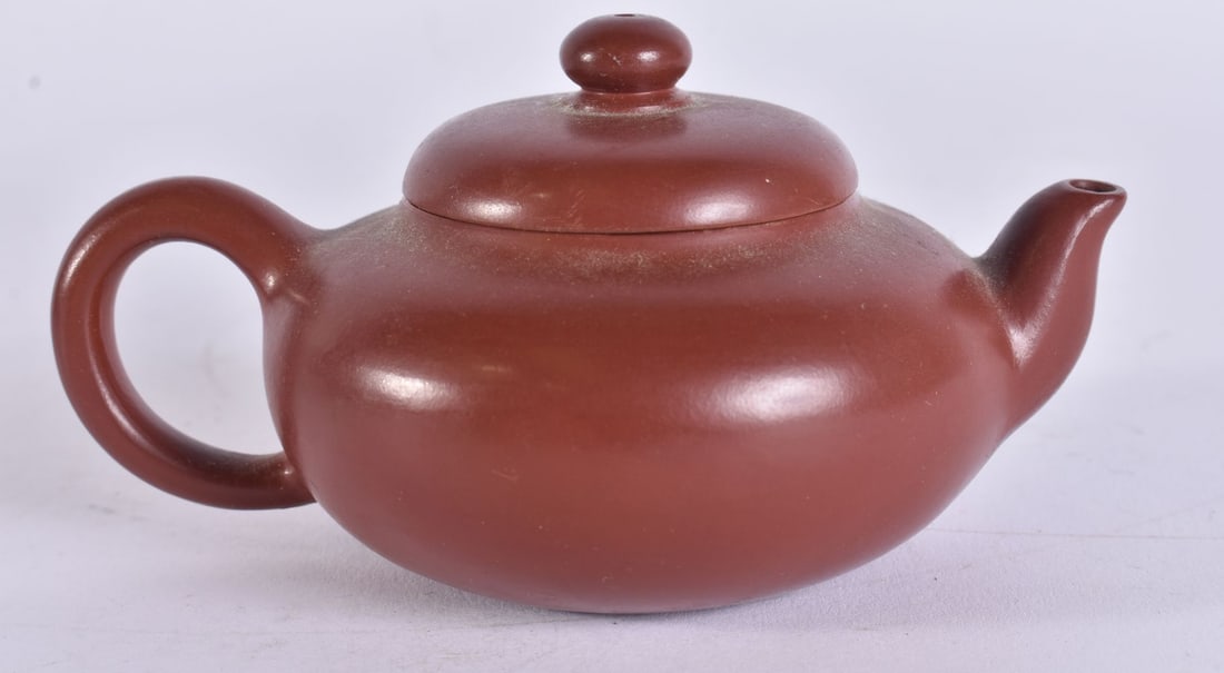 A CHINESE YIXING POTTERY TEAPOT AND COVER. 11 cm wide. (1 of 7)