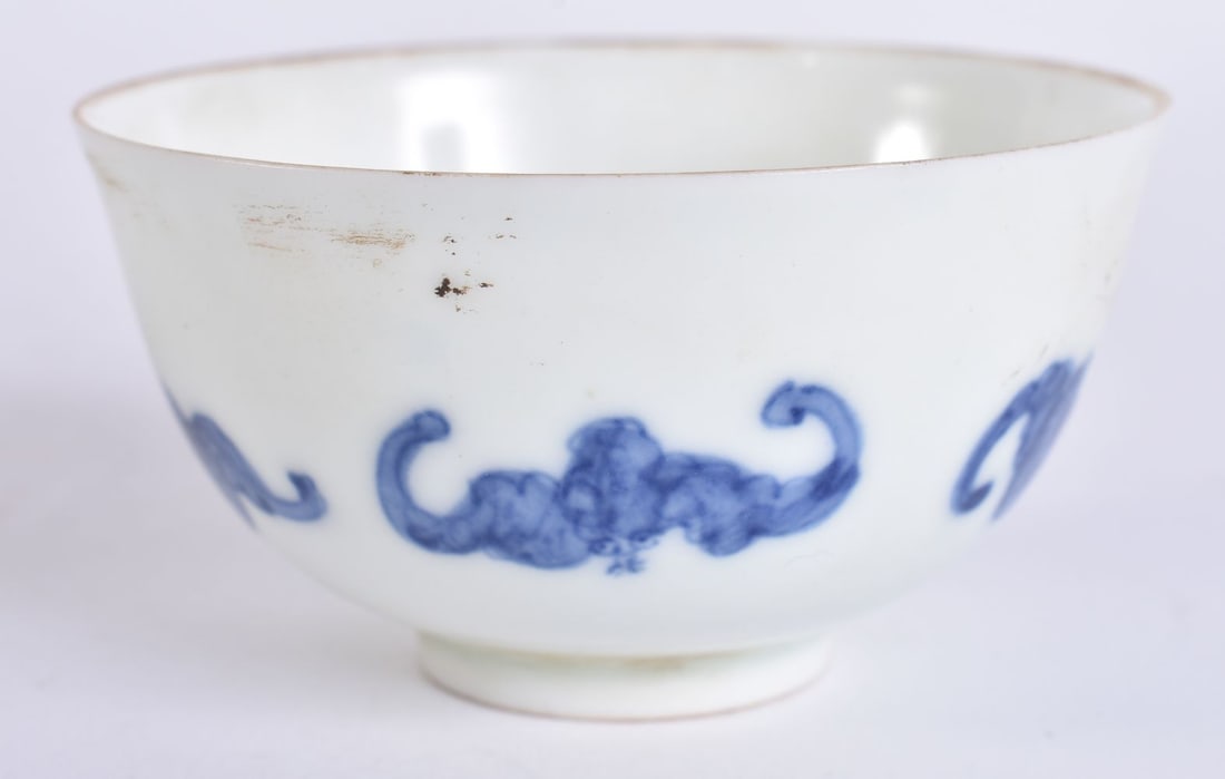A CHINESE BLUE AND WHITE BAT TEABOWL. 8 cm wide.: A CHINESE BLUE AND WHITE BAT TEABOWL. 8 cm wide.