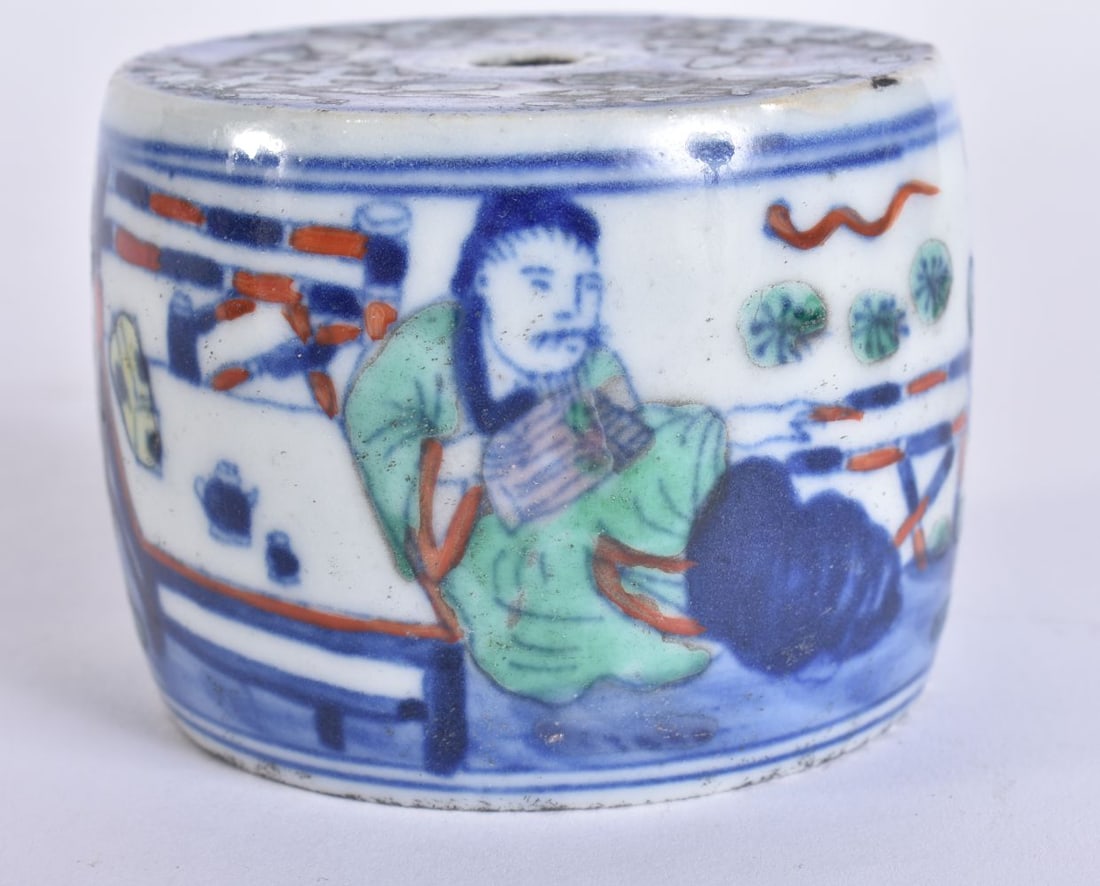 A CHINESE DOUCAI PORCELAIN WATER DROPPER. 7 cm wide. (1 of 5)