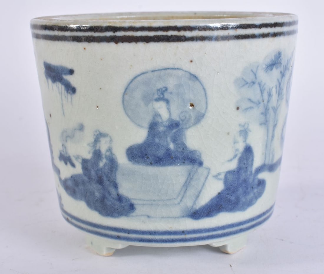A CHINESE BLUE AND WHITE PORCELAIN BRUSH POT. 10 cm wide. (1 of 5)
