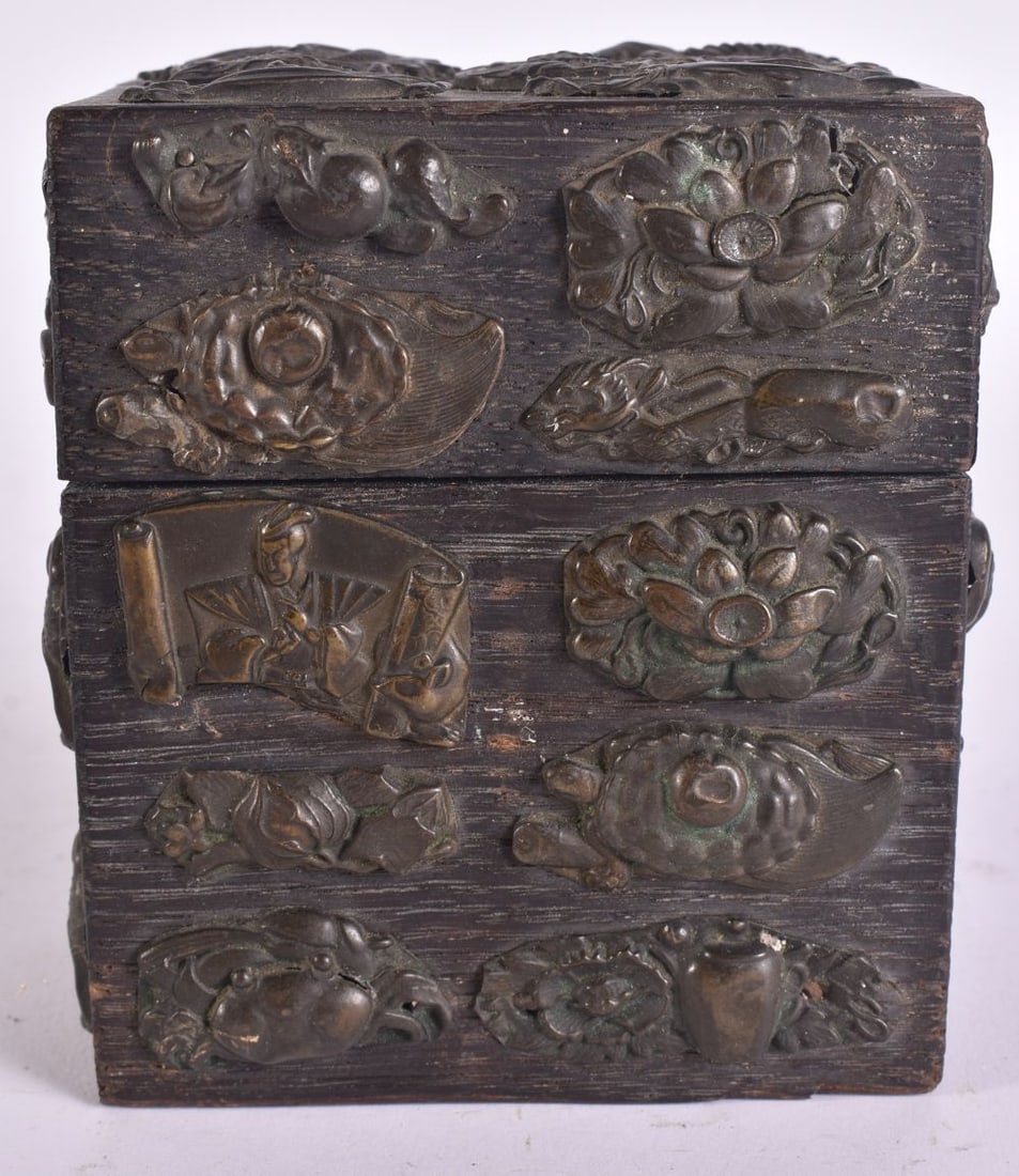 A JAPANESE CARVED WOOD SWORD FITTINGS BOX. 10 cm x 8.5 cm.: A JAPANESE CARVED WOOD SWORD FITTINGS BOX. 10 cm x 8.5 cm.