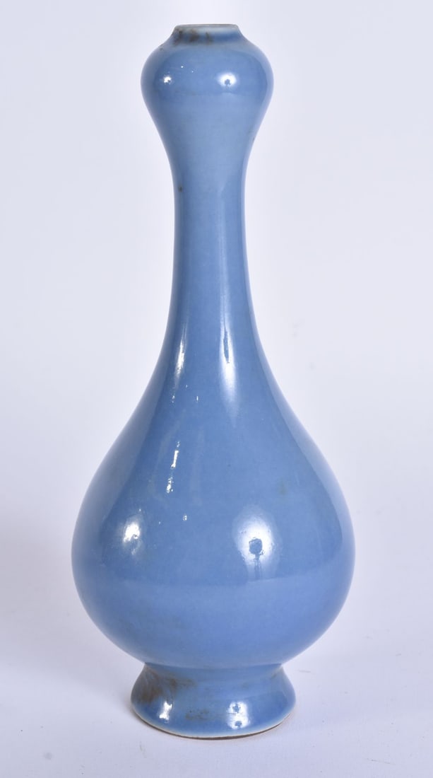 A CHINESE GARLIC NECK PORCELAIN VASE. 18 cm high. (1 of 4)