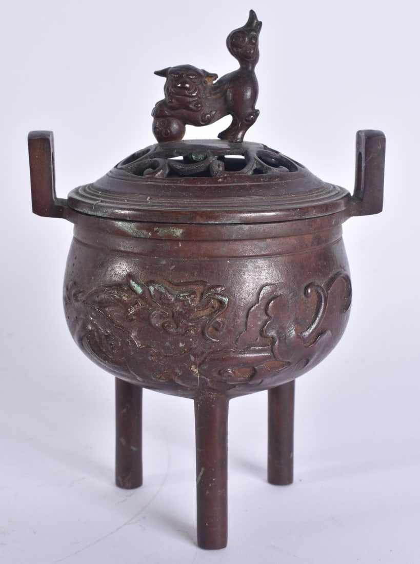 A JAPANESE BRONZE CENSER AND COVER. 18 cm x 11 cm.: A JAPANESE BRONZE CENSER AND COVER. 18 cm x 11 cm.