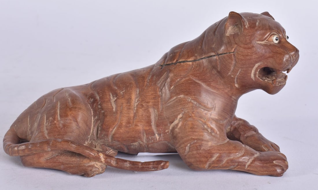 A JAPANESE CARVED WOOD TIGER. 14 cm wide. (1 of 5)