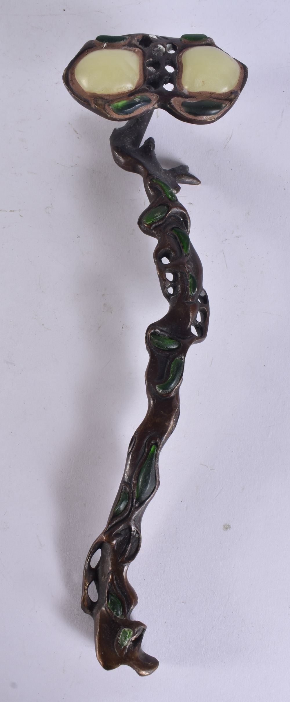 A CHINESE BRONZE RUI SCEPTRE. 26 cm long. (1 of 4)