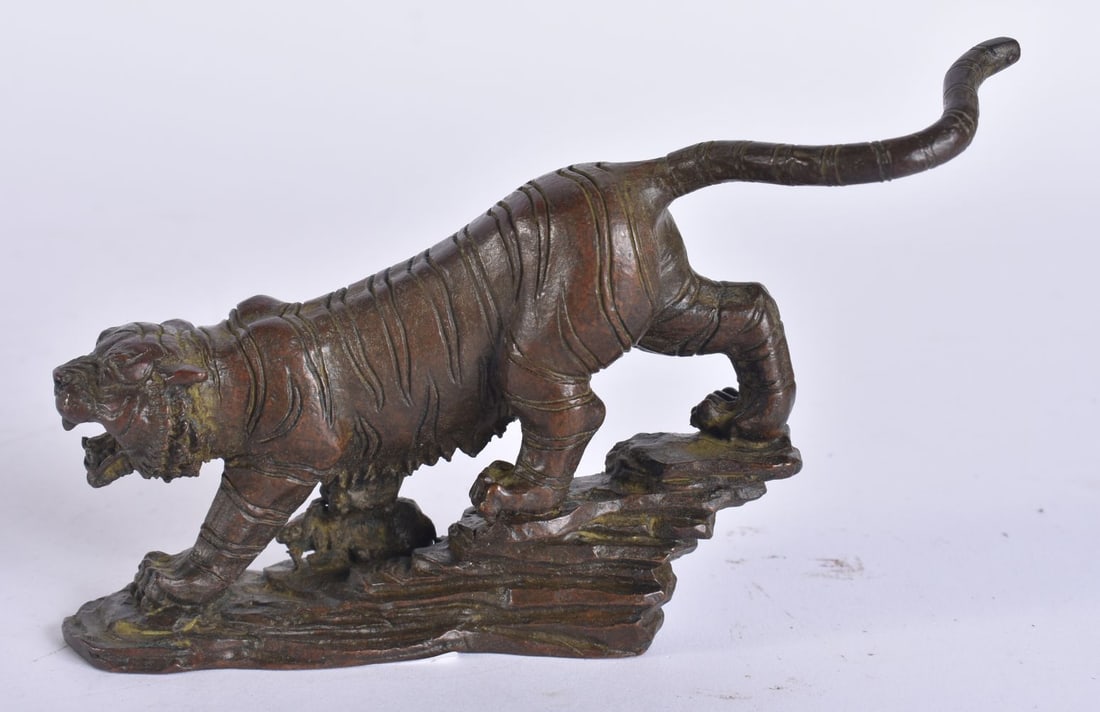 A JAPANESE BRONZE TIGER. 12 cm wide. (1 of 4)