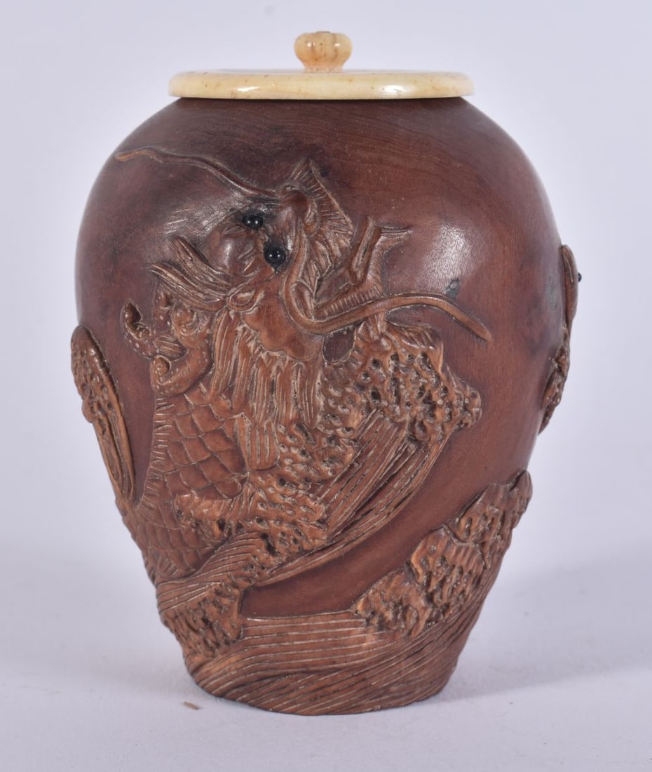 A JAPANESE CARVED WOOD TEA CADDY. 8.5 cm x 5.5 cm. (1 of 4)