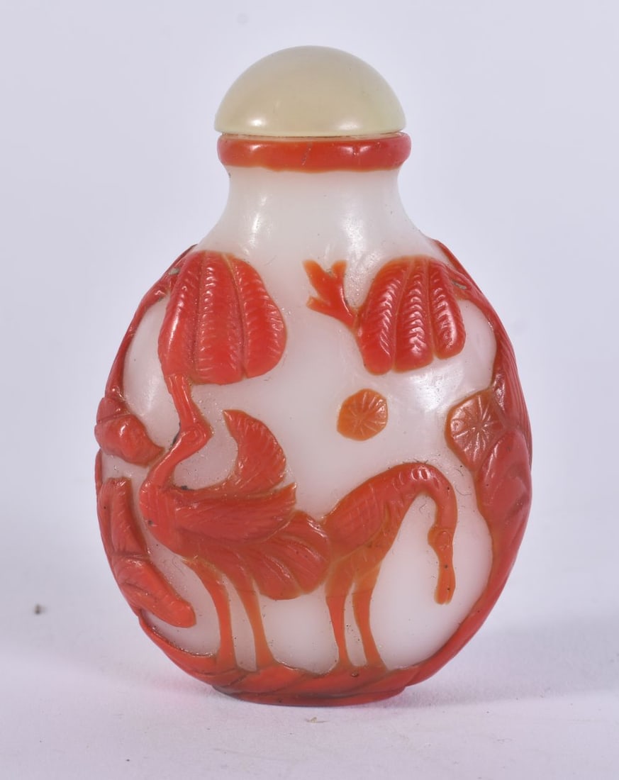 A CHINESE PEKING GLASS SNUFF BOTTLE. 6 cm x 3.5 cm. (1 of 4)