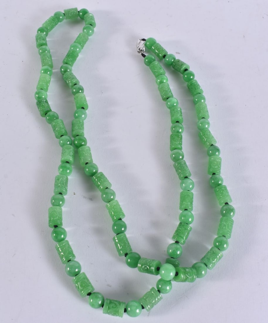 AN 18CT GOLD CHINESE JADE NECKLACE. 98 cm long.: AN 18CT GOLD CHINESE JADE NECKLACE. 98 cm long.