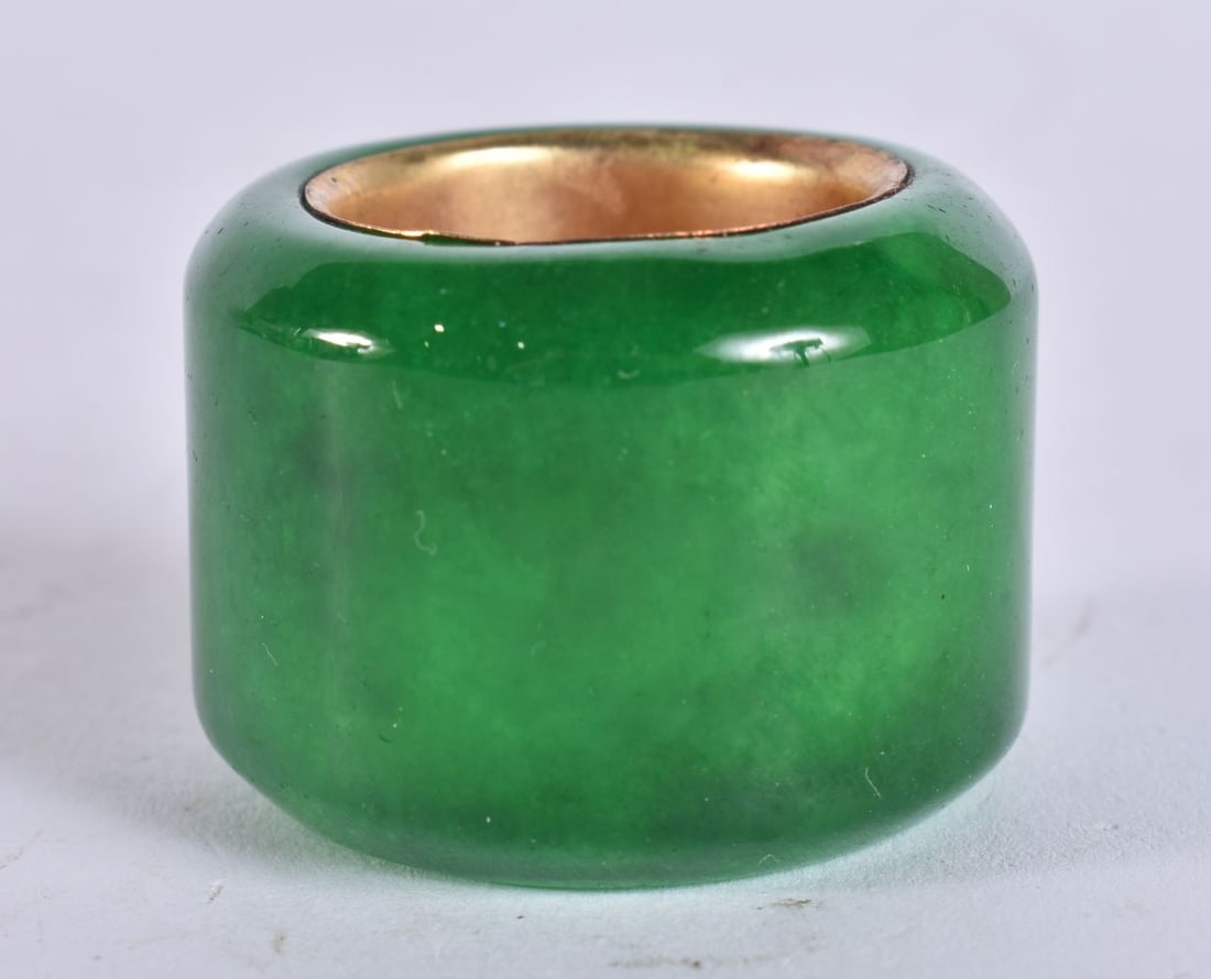 A CHINESE JADE AND YELLOW METAL ARCHERS RING. 3.5 cm wide.: A CHINESE JADE AND YELLOW METAL ARCHERS RING. 3.5 cm wide.
