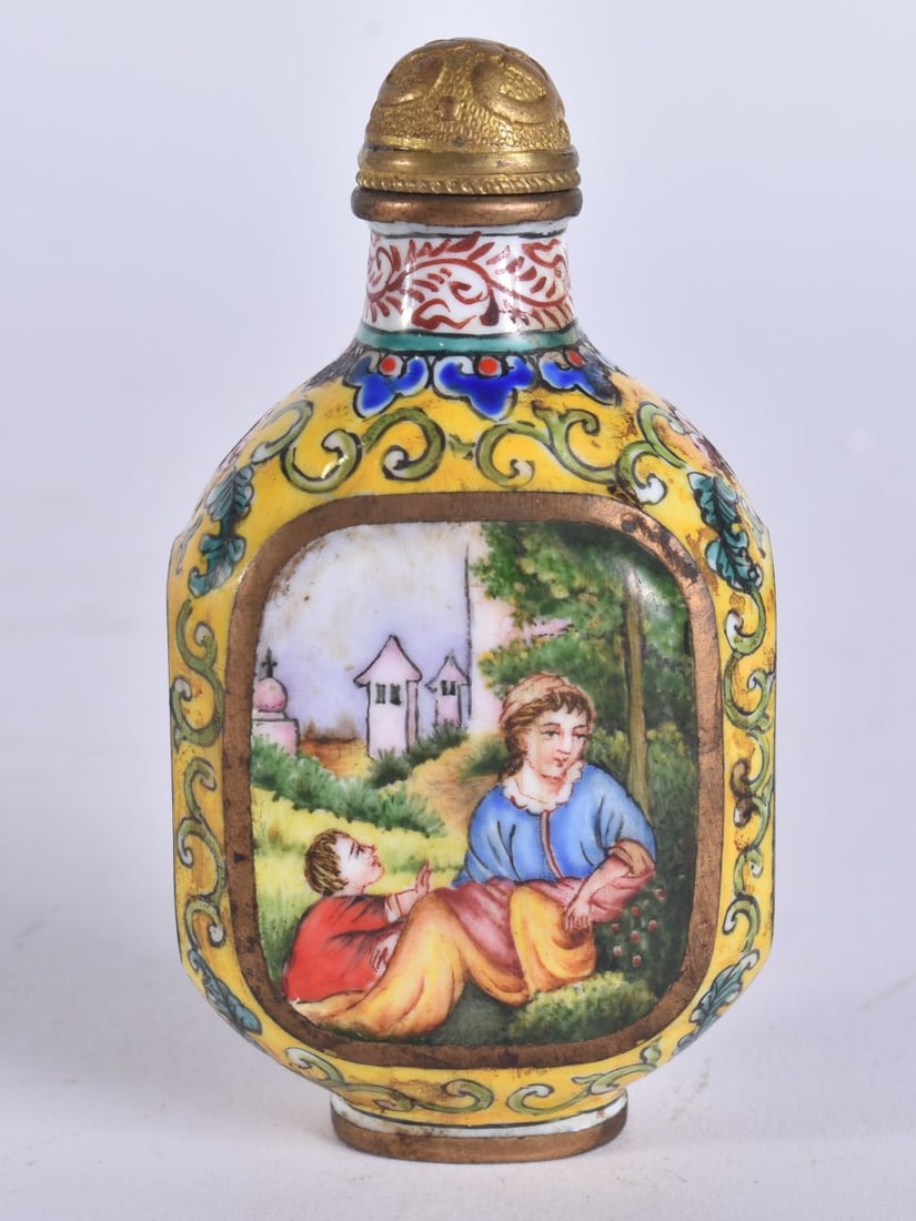 A CHINESE CANTON ENAMEL SNUFF BOTTLE. 7.25 cm high. (1 of 5)