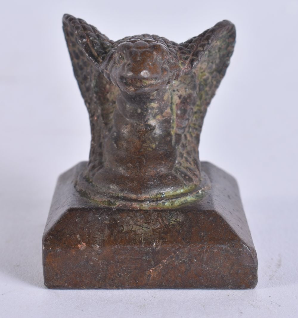 A JAPANESE BRONZE COBRA SEAL. 4 cm square. (1 of 4)