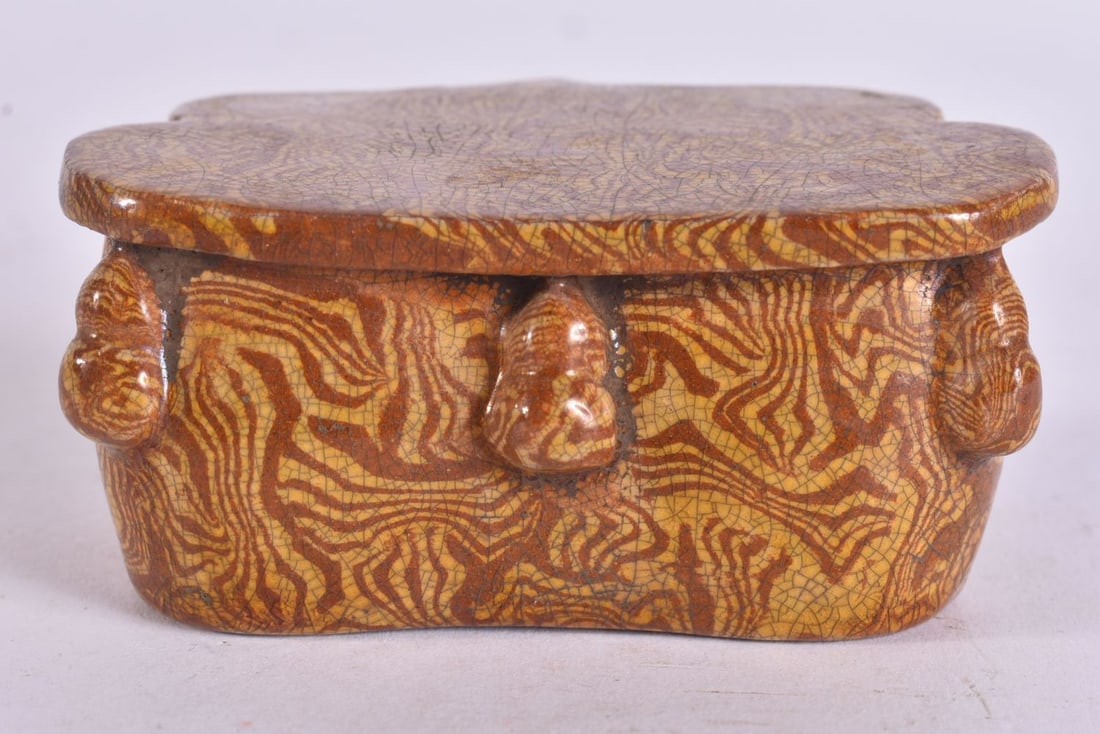 A SMALL CHINESE MARBLEISED POTTERY SCHOLARS STAND. 8 cm x 5 cm.: A SMALL CHINESE MARBLEISED POTTERY SCHOLARS STAND. 8 cm x 5 cm.