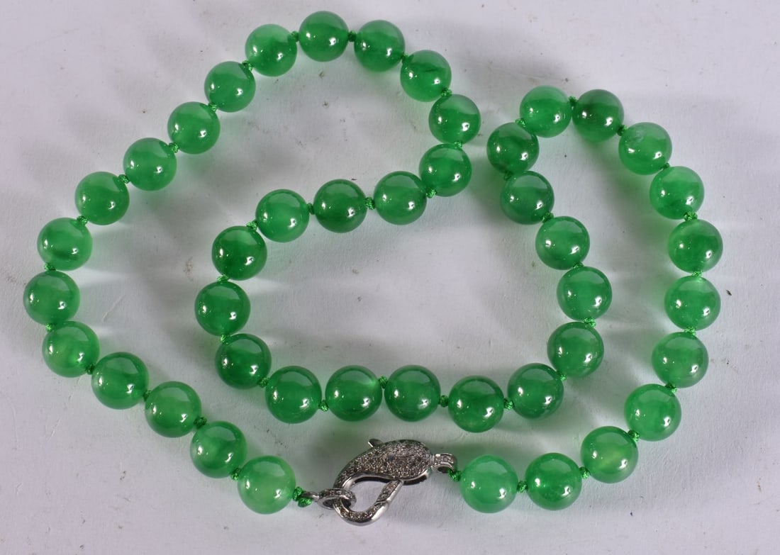 A CHINESE DIAMOND AND JADE GLASS NECKLACE. 56 cm long.: A CHINESE DIAMOND AND JADE GLASS NECKLACE. 56 cm long.