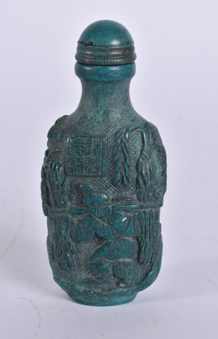 A CHINESE SNUFF BOTTLE. 8 cm high. (1 of 5)