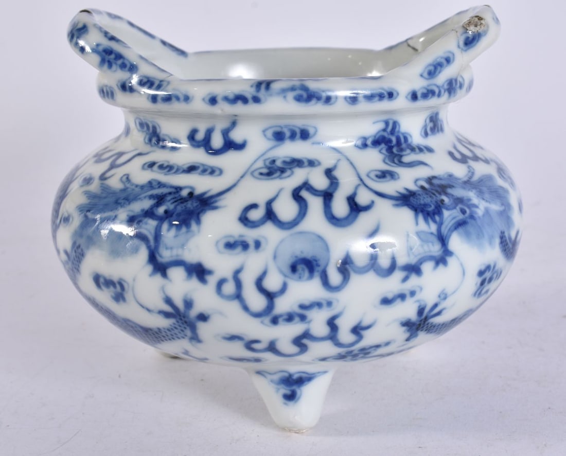 A 19TH CENTURY CHINESE TWIN HANDLED BLUE AND WHITE PORCELAIN CENSER bearing Qianlong marks to base. (1 of 6)