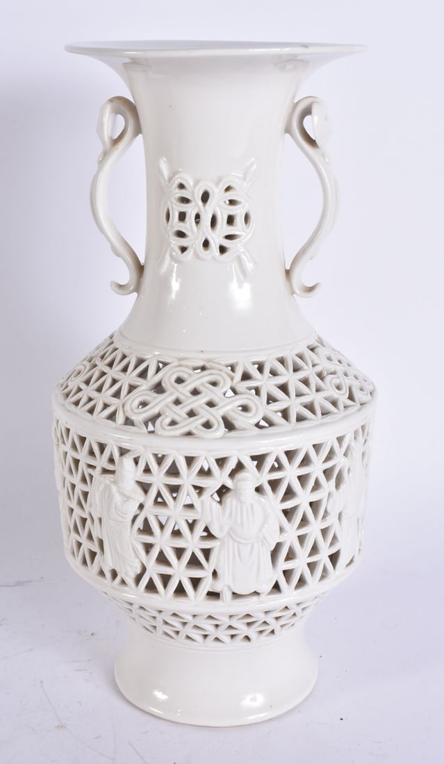 AN EARLY 20TH CENTURY CHINESE BLANC DE CHINE PORCELAIN VASE Late Qing/Republic. 26 cm high. (1 of 6)