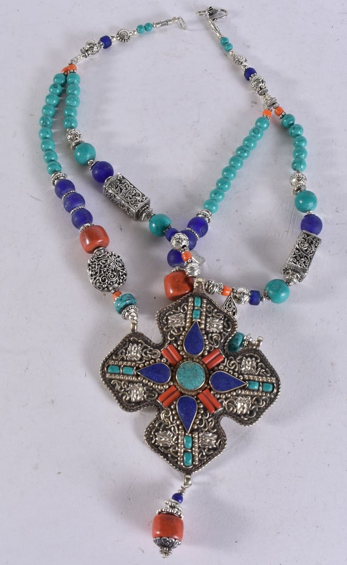 A TIBETAN TURQUOISE NECKLACE. 34 cm long.: A TIBETAN TURQUOISE NECKLACE. 34 cm long.