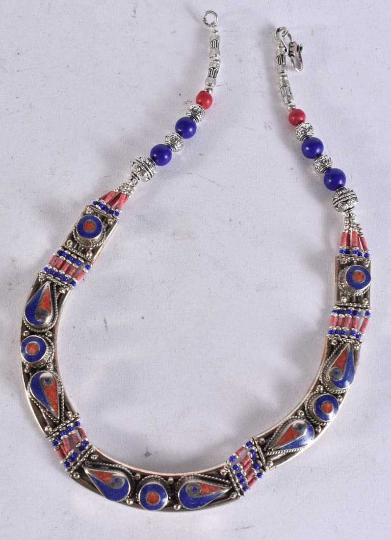 A TIBETAN CORAL AND LAPIS LAZULI NECKLACE. 42 cm long.: A TIBETAN CORAL AND LAPIS LAZULI NECKLACE. 42 cm long.
