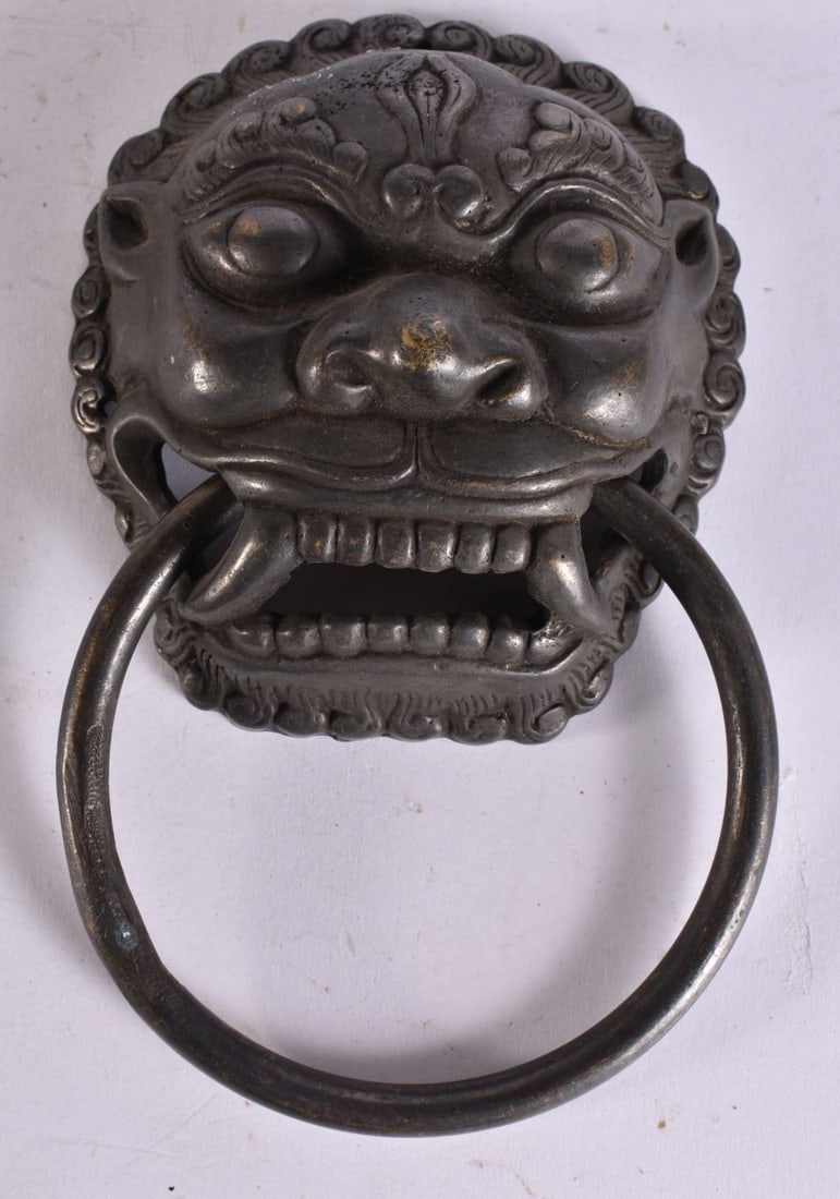 A CHINESE BRONZE DOOR HANDLE. 18 cm x 12 cm.: A CHINESE BRONZE DOOR HANDLE. 18 cm x 12 cm.
