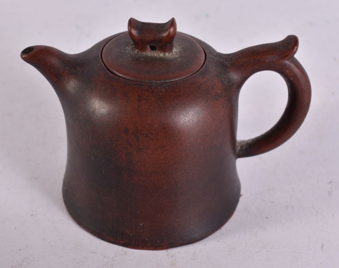 A CHINESE YIXING POTTERY TEAPOT AND COVER. 9 cm wide. (1 of 3)