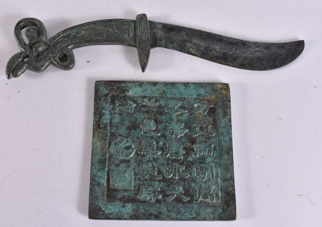 A CHINESE BRONZE DAGGER AND CALLIGRAPHY PLAQUE. Largest 20 cm long. (2) We are UNABLE to offer in-H: A CHINESE BRONZE DAGGER AND CALLIGRAPHY PLAQUE. Largest 20 cm long. (2) We are UNABLE to offer in-House shipping on this Lot