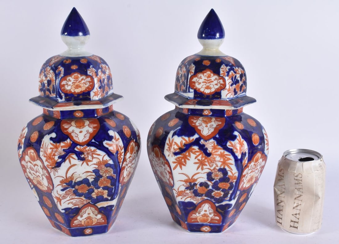A PAIR OF 19TH CENTURY JAPANESE MEIJI PERIOD IMARI VASES AND COVERS. 33.5 cm high. (1 of 4)