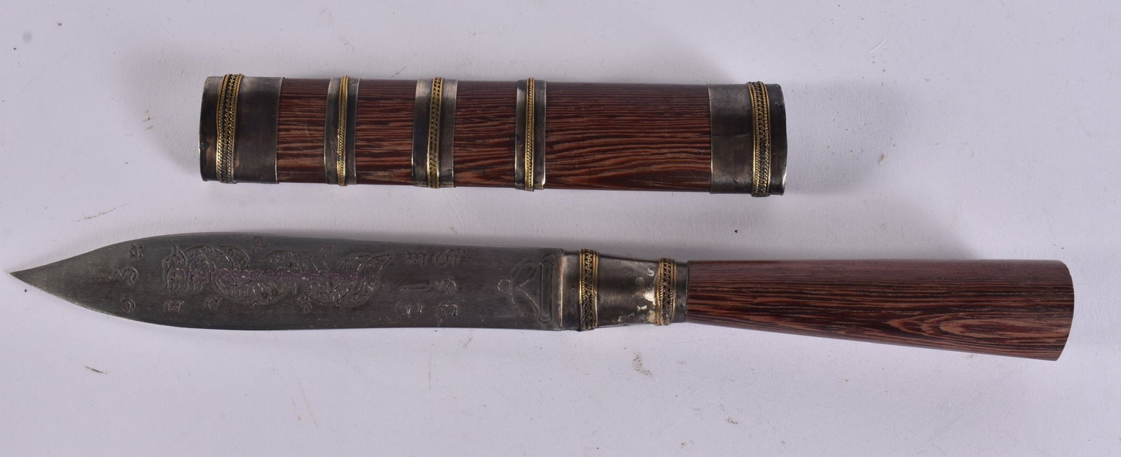 AN ASIAN EASTERN KNIFE. 23.5 cm long. We are UNABLE to offer in-House shipping on this Lot (1 of 5)
