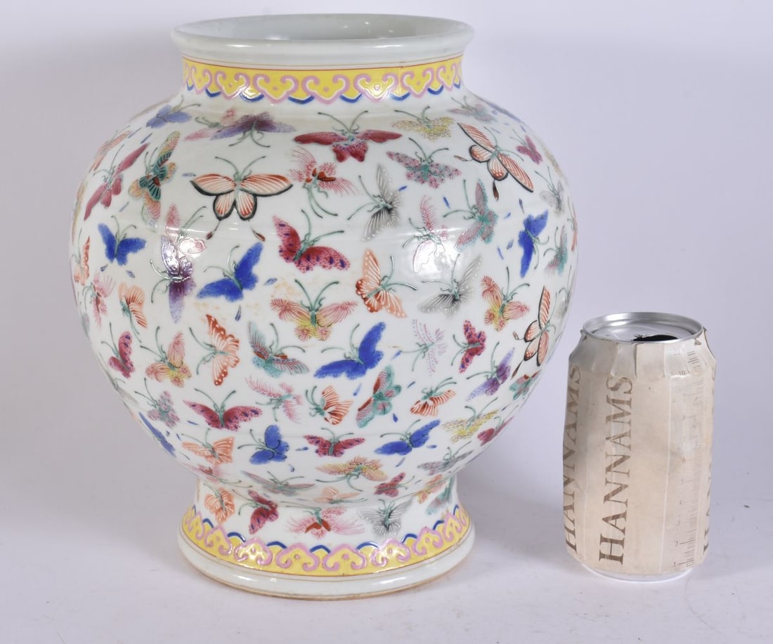 A CHINESE FAMILLE ROSE PORCELAIN BUTTERFLY VASE. 25.5 cm x 15 cm.: A CHINESE FAMILLE ROSE PORCELAIN BUTTERFLY VASE. 25.5 cm x 15 cm.