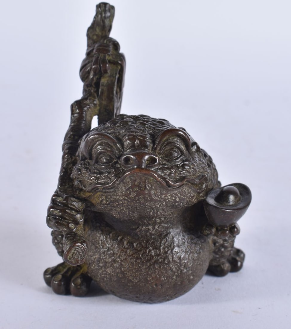 A JAPANESE BRONZE TOAD. 7.5 cm x 5.5 cm. (1 of 4)
