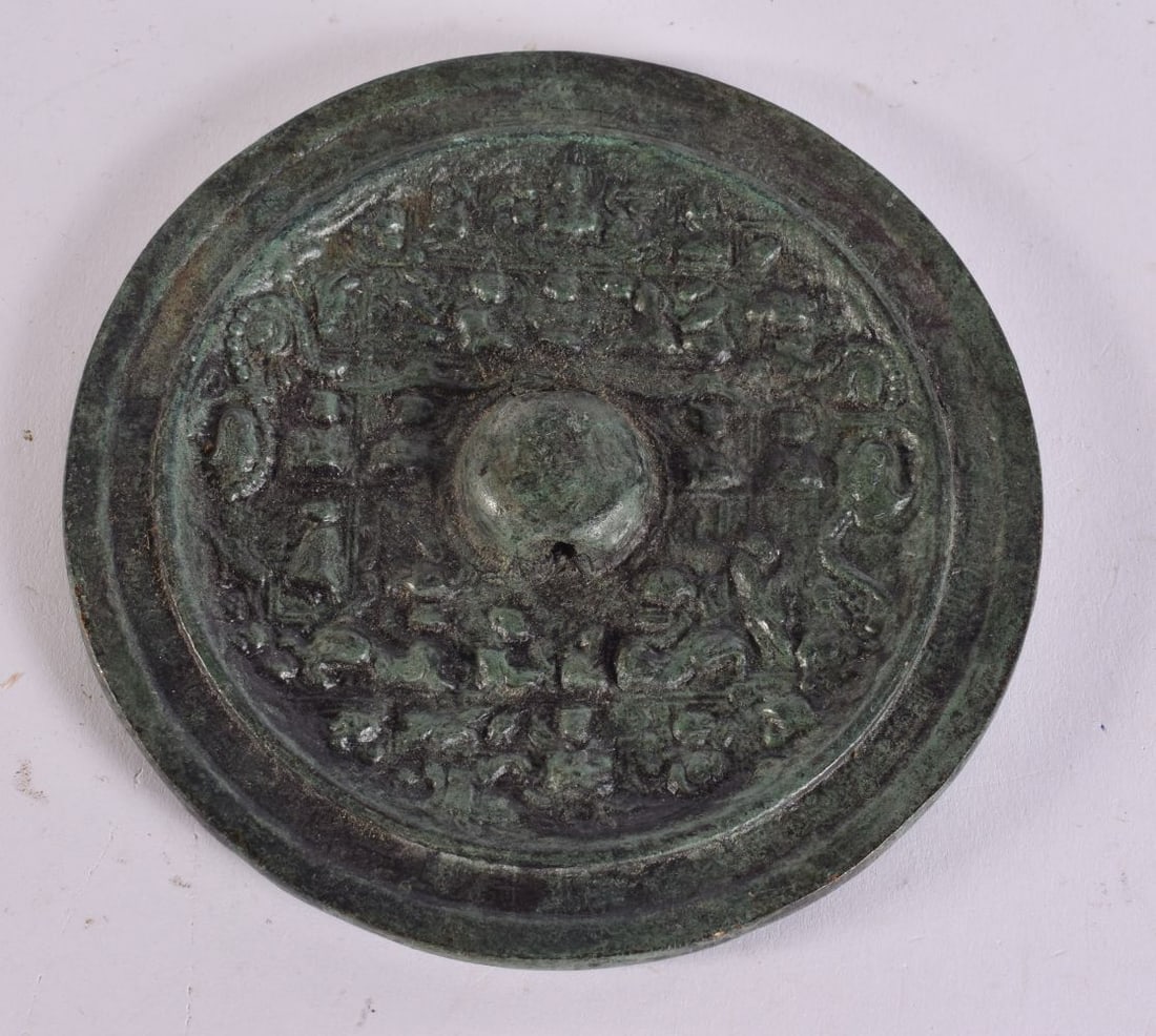 AN EARLY CHINESE BRONZE HAND MIRROR. 13.5 cm wide. (1 of 4)