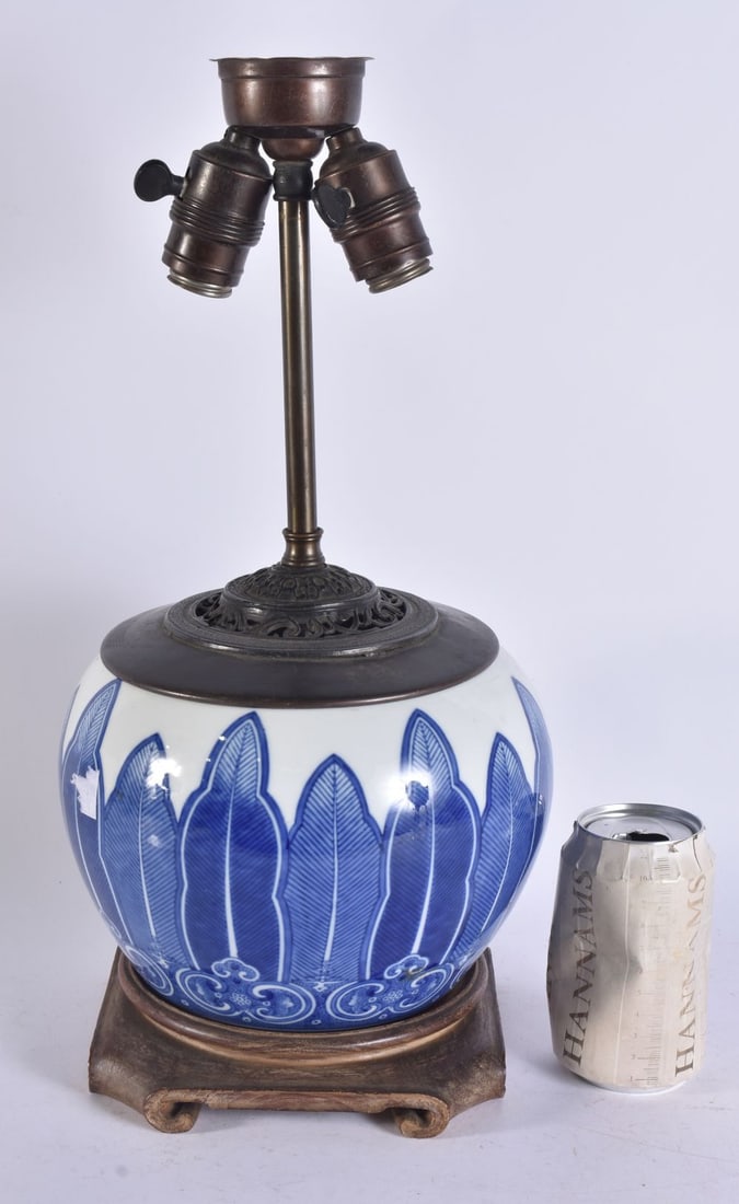 A CHINESE BLUE AND WHITE PORCELAIN LAMP. 42 cm high.: A CHINESE BLUE AND WHITE PORCELAIN LAMP. 42 cm high.