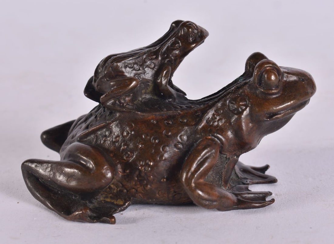 A JAPANESE BRONZE FROG. 7 cm wide. (1 of 5)