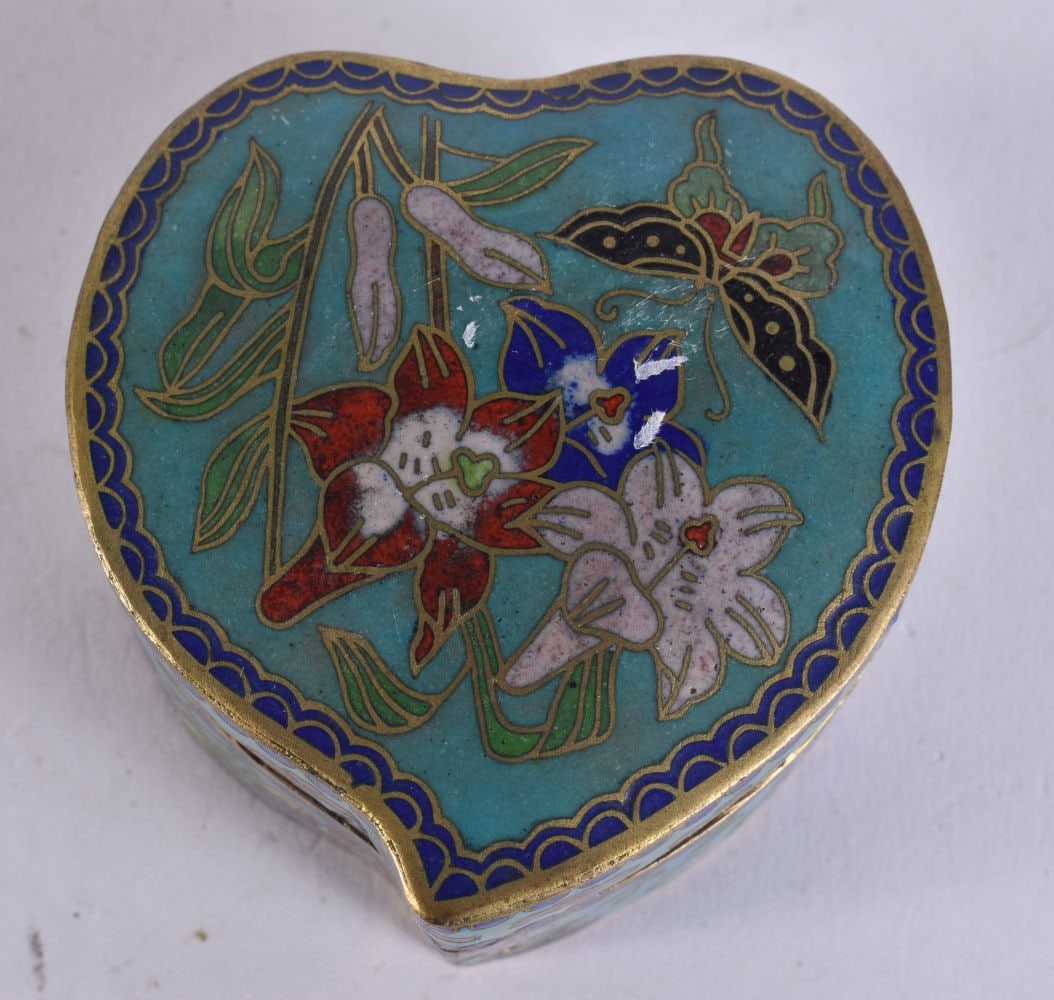 A CHINESE CLOISONNE ENAMEL BOX AND COVER. 7 cm x 6 cm.: A CHINESE CLOISONNE ENAMEL BOX AND COVER. 7 cm x 6 cm.