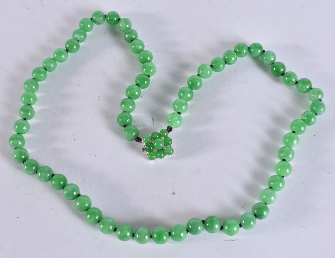 A CHINESE 14CT GOLD JADE NECKLACE. 60 cm long.: A CHINESE 14CT GOLD JADE NECKLACE. 60 cm long.