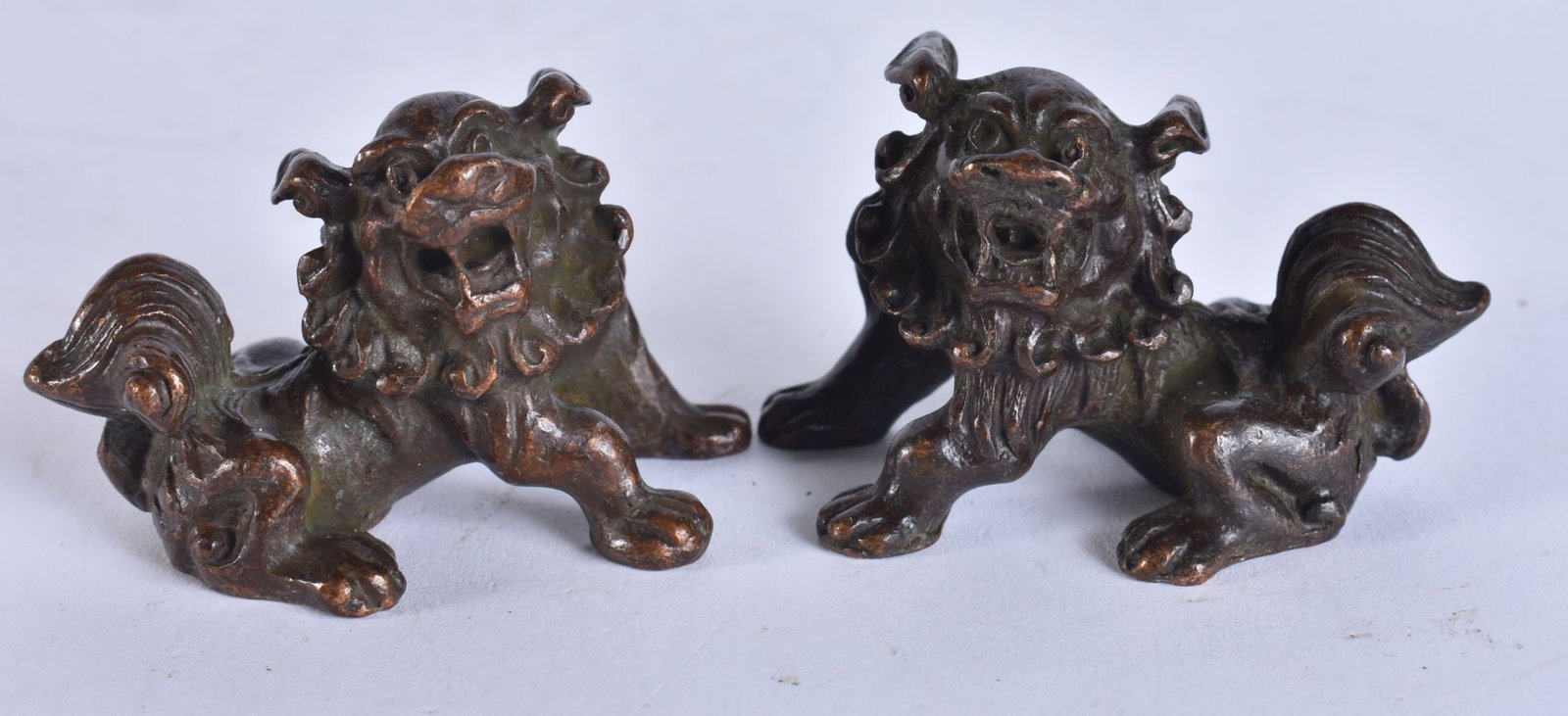 A PAIR OF JAPANESE BRONZE BEASTS. 3.5 cm wide. (1 of 4)