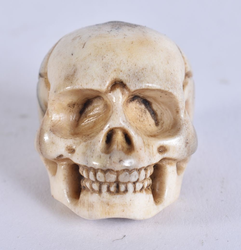 A JAPANESE MEMENTO MORI CARVED ANTLER SKULL. 2.5 cm wide. (1 of 4)