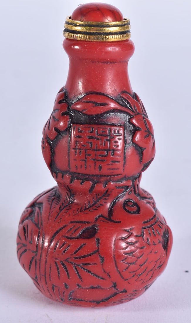 A CHINESE SNUFF BOTTLE. 8 cm high. (1 of 4)