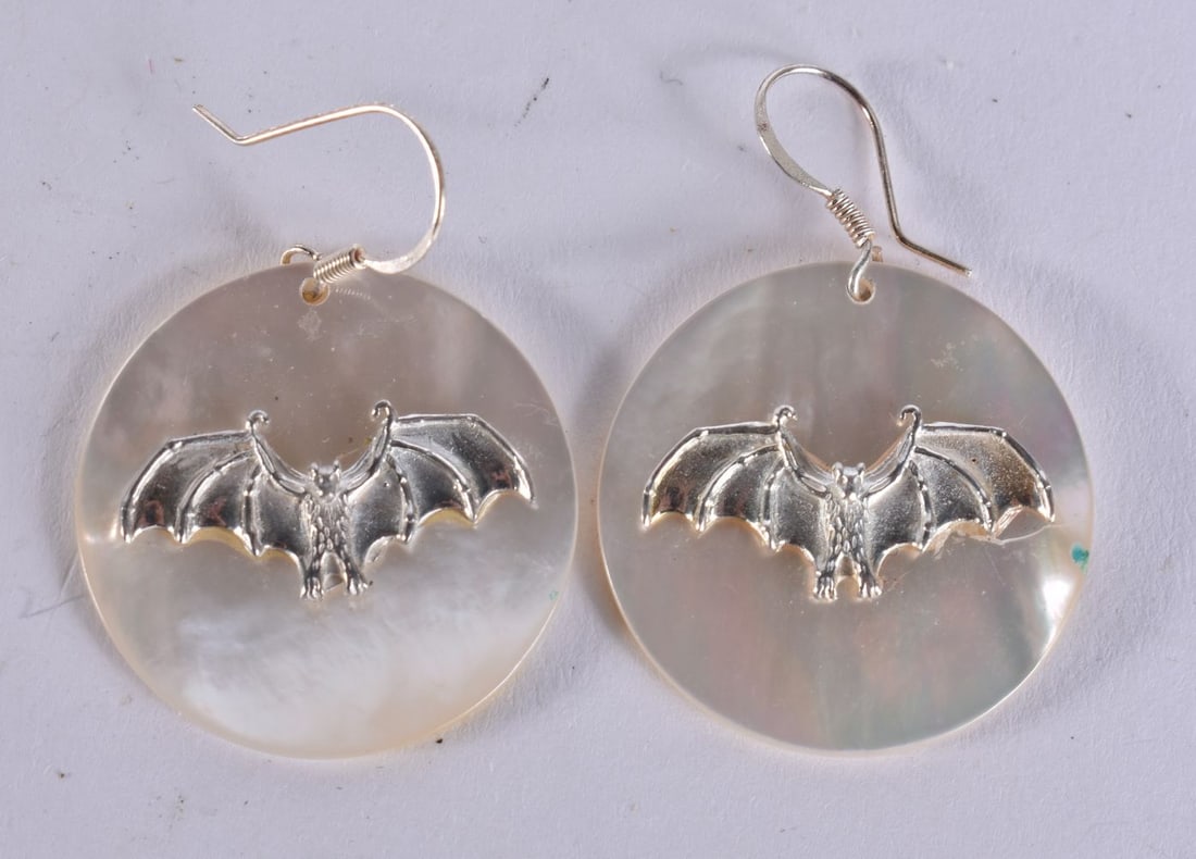 A PAIR OF CHINESE BAT EARRINGS. 4 cm wide. (1 of 2)