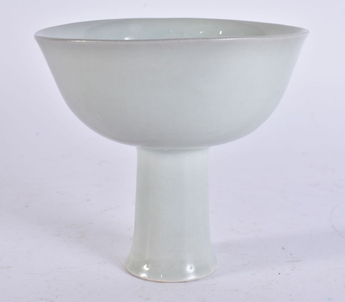 A CHINESE PORCELAIN STEM FOOT CUP. 11 cm wide. (1 of 4)