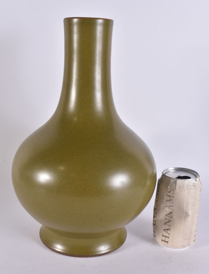 A LARGE CHINESE TEA DUST GLAZED BULBOUS VASE. 33.5 cm high. (1 of 5)