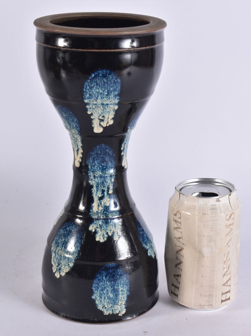 AN UNUSUAL DOUBLE ENDED CHINESE POTTERY VESSEL. 25.5 cm high. (1 of 4)