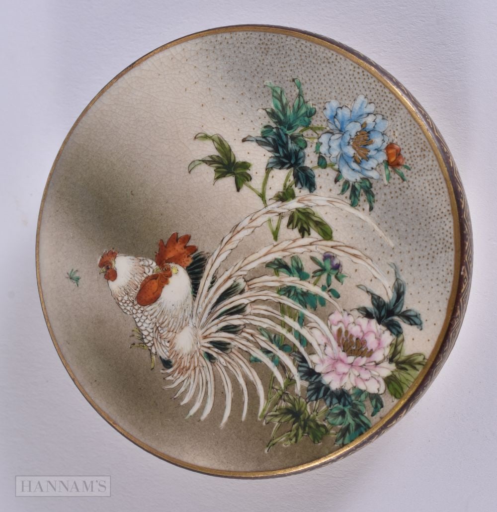 A SMALL ;ATE 19TH CENTURY JAPANESE MEIJI PERIOD SATSUMA BOX AND COVER by Kinkozan, painted with fowl: A SMALL ;ATE 19TH CENTURY JAPANESE MEIJI PERIOD SATSUMA BOX AND COVER by Kinkozan, painted with fowl. 8 cm wide.