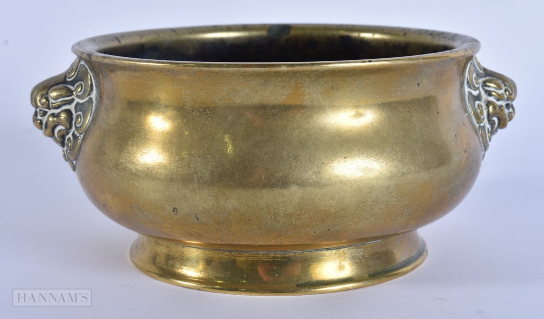 AN 18TH/19TH CENTURY CHINESE TWIN HANDLED BRONZE CENSER bearing Xuande marks to base. 746 grams. 15 (1 of 6)