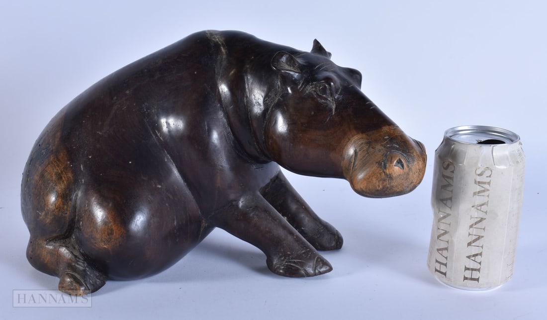 A VINTAGE AFRICAN HARDWOOD FIGURE OF A HIPPO. 30 cm x 18 cm.: A VINTAGE AFRICAN HARDWOOD FIGURE OF A HIPPO. 30 cm x 18 cm.