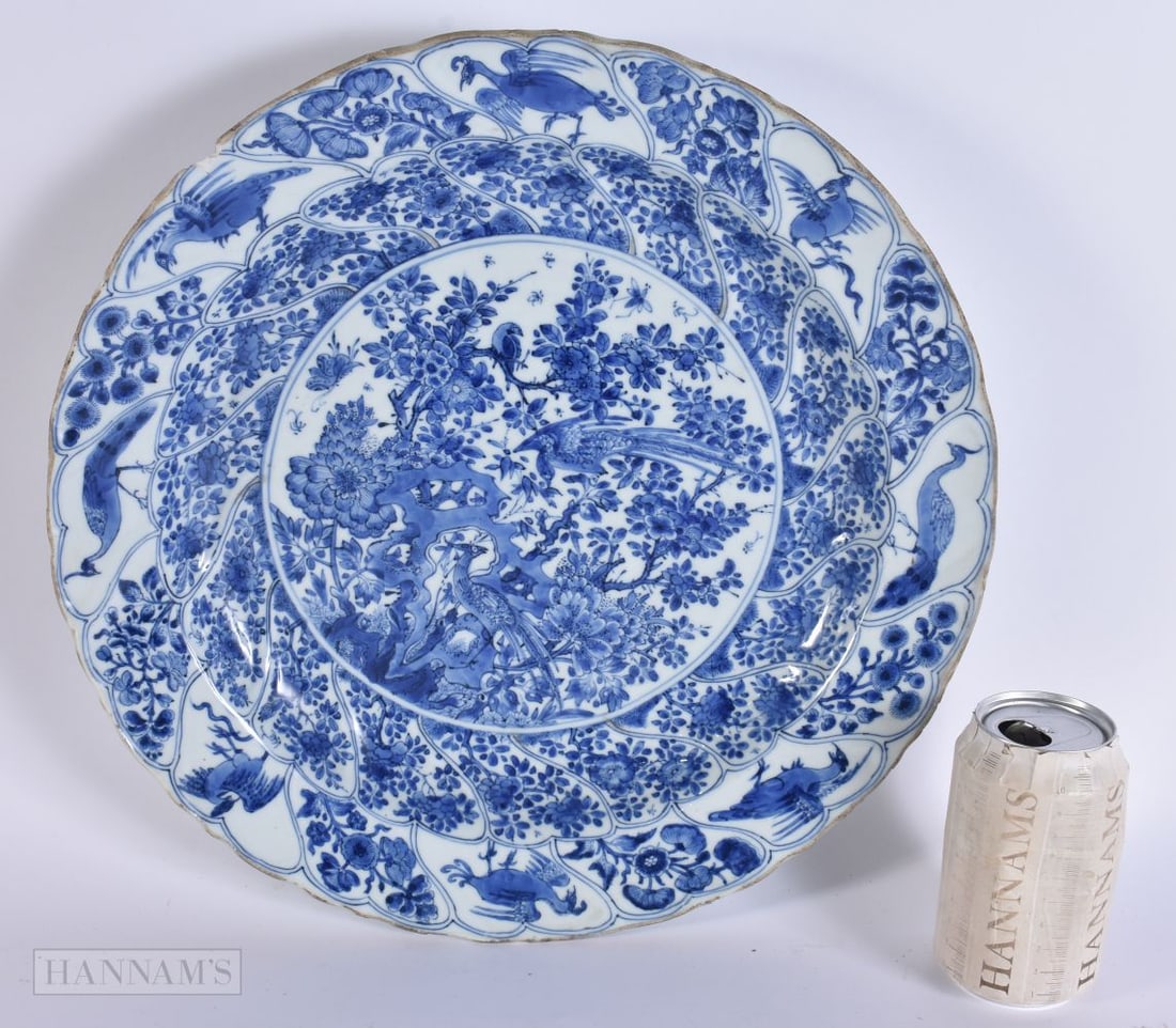 A LARGE 17TH/18TH CENTURY CHINESE BLUE AND WHITE PORCELAIN SCALLOPED DISH Kangxi, painted with birds: A LARGE 17TH/18TH CENTURY CHINESE BLUE AND WHITE PORCELAIN SCALLOPED DISH Kangxi, painted with birds within scalloped panels. 36 cm wide.