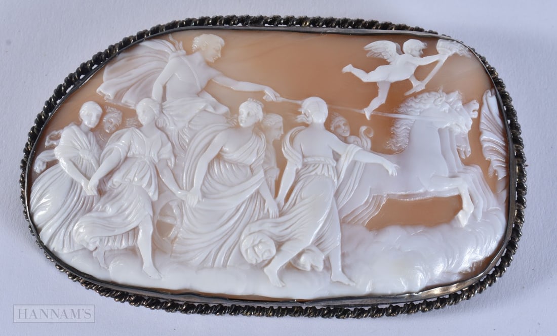 A FINE LARGE EARLY VICTORIAN CARVED CAMEO SHELL BROOCH beautifully decorated with a classical scene. (1 of 4)