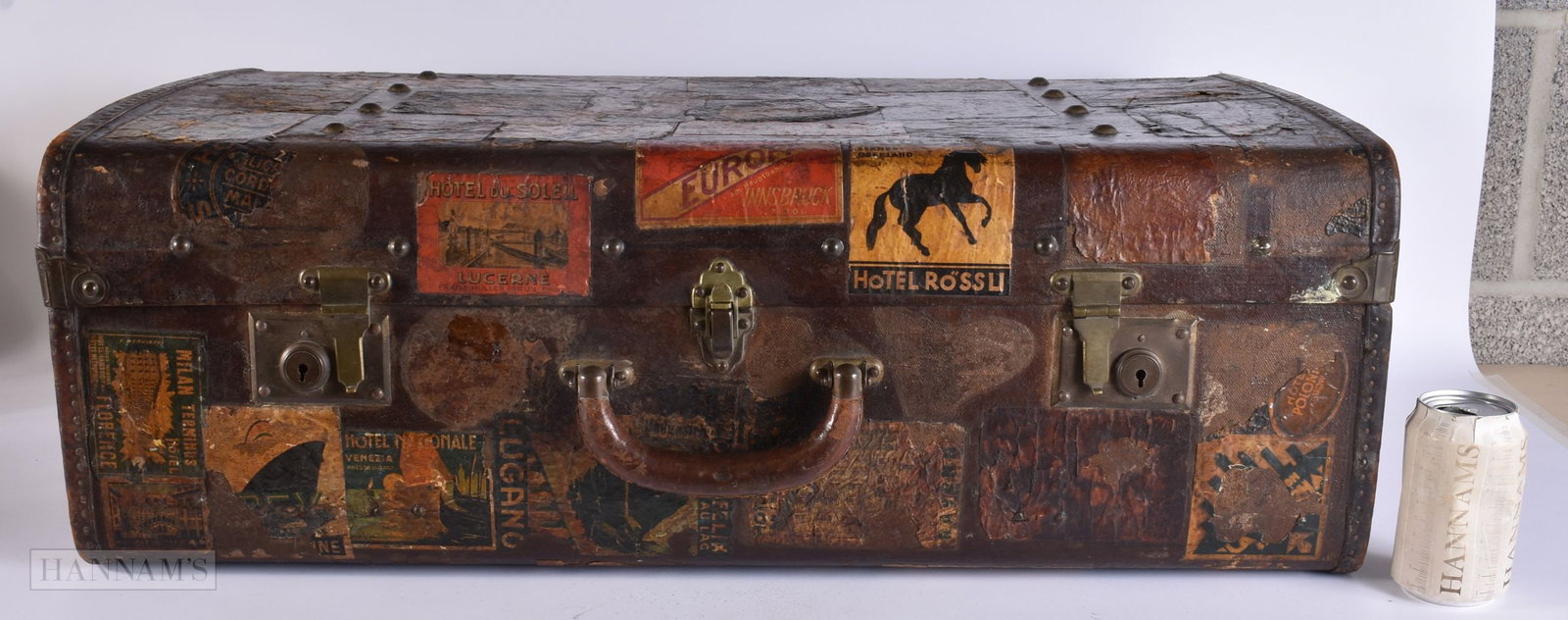 A CHARMING VINTAGE SUITCASE. 75 cm x 42 cm x 25 cm. (1 of 6)